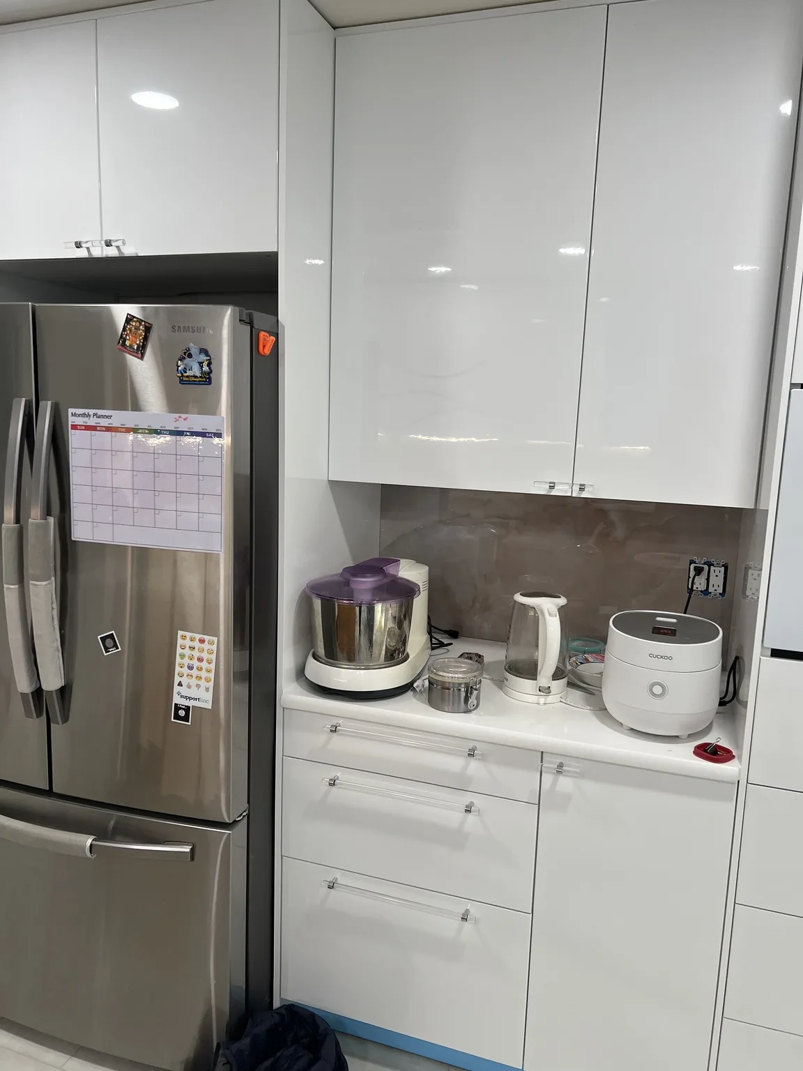 White High-Gloss Modern Kitchen — photo 1